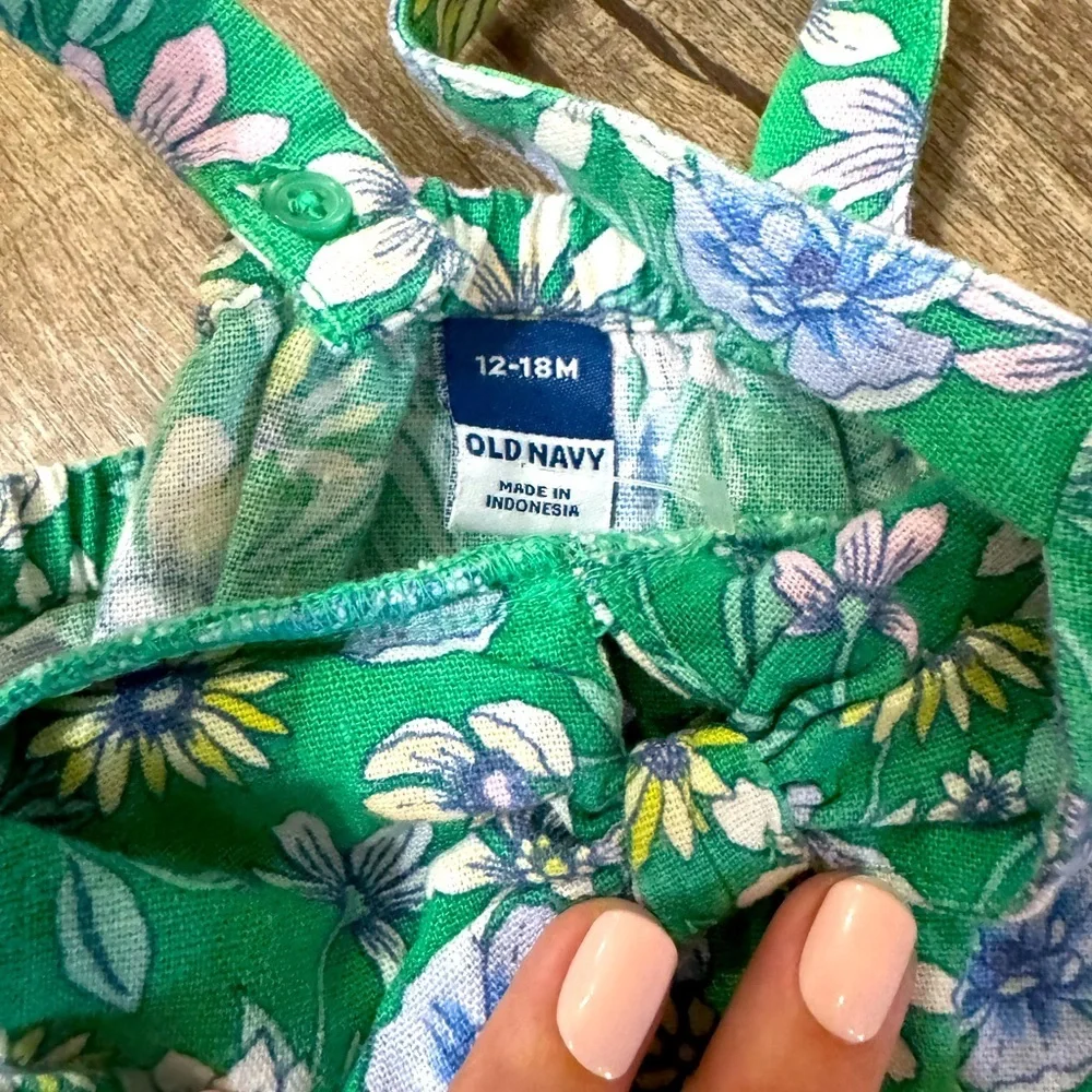 Old‎ Navy Toddler 12-18 Month- sleeveless floral romper with snap bottom